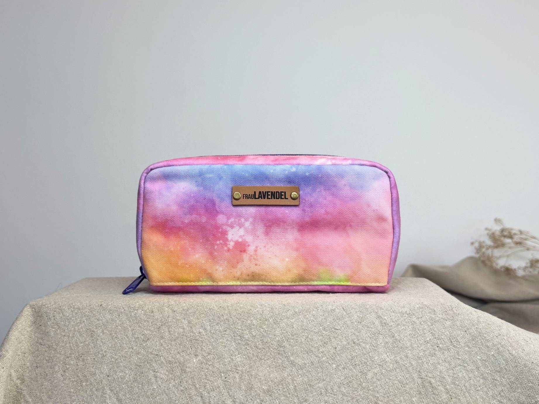 Kennst Du schon unsere handgefertigte 'Fairytale Bliss' Maxi-Pouch Tasche by Aethe.Rolea? Die Maxi-Pouch hat Platz für bis zu 15 Bottles und Roll Ons.