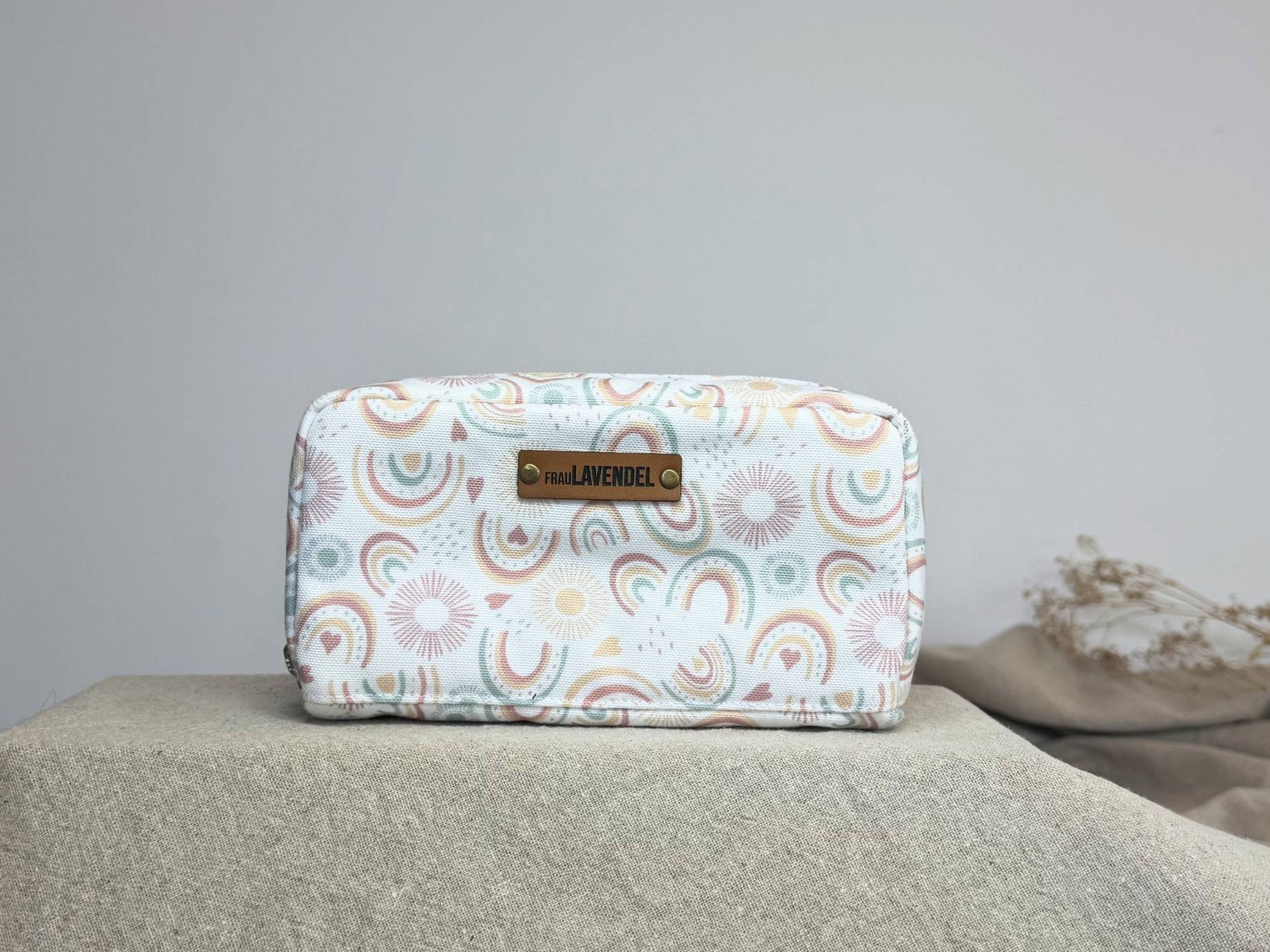 Kennst Du schon unsere handgefertigte 'Little Rainbows' Maxi-Pouch Tasche by Aethe.Rolea? Die Maxi-Pouch hat Platz für bis zu 15 Bottles und Roll Ons.