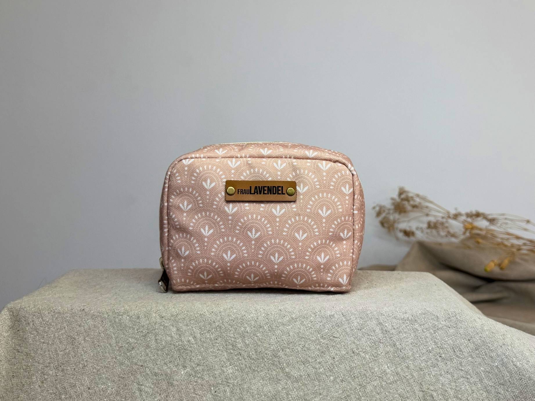 Kennst Du schon unsere handgefertigte 'BoHo' Midi Pouch Tasche? Die Tasche hat Platz für 10 Fläschchen/ Roll Ons.