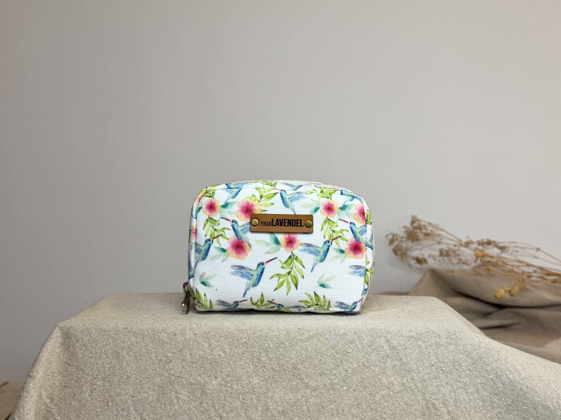 Kennst Du schon unsere handgefertigte 'Colibri' Midi Pouch Tasche? Die Tasche hat Platz für 10 Fläschchen/ Roll Ons.