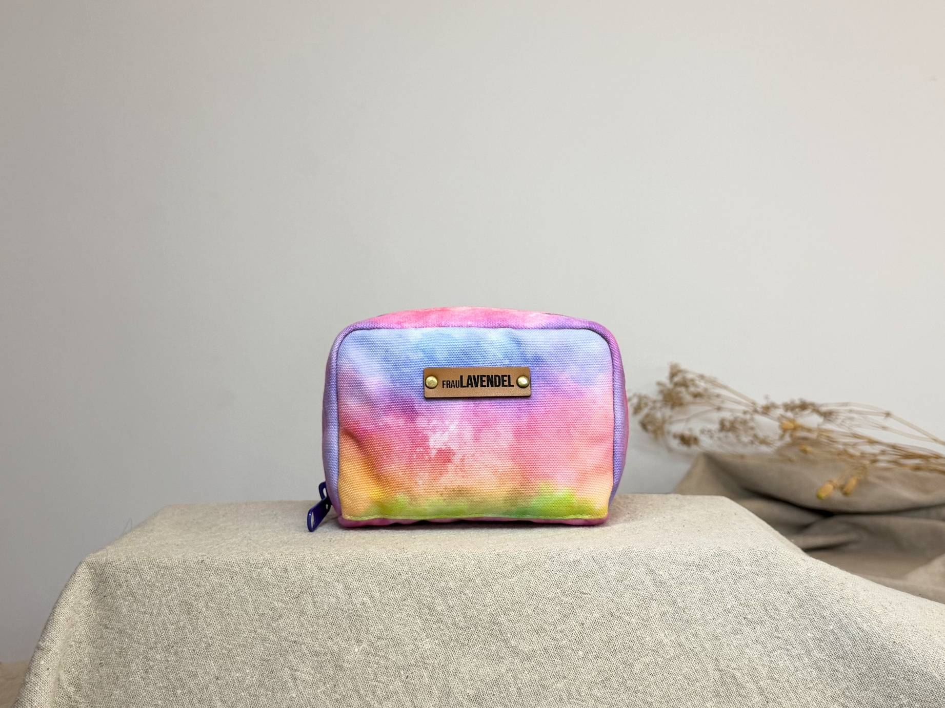 Kennst Du schon unsere handgefertigte 'Fairytale Bliss' Midi Pouch Tasche? Die Tasche hat Platz für 10 Fläschchen/ Roll Ons.