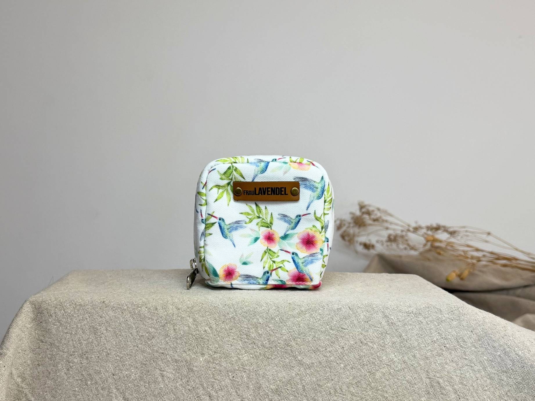 Kennst Du unsere handgefertigte 'Colibri' Mini-Pouch Tasche? Sie ist beidseitig gepolstert, damit Deine Fläschchen gut geschützt sind.