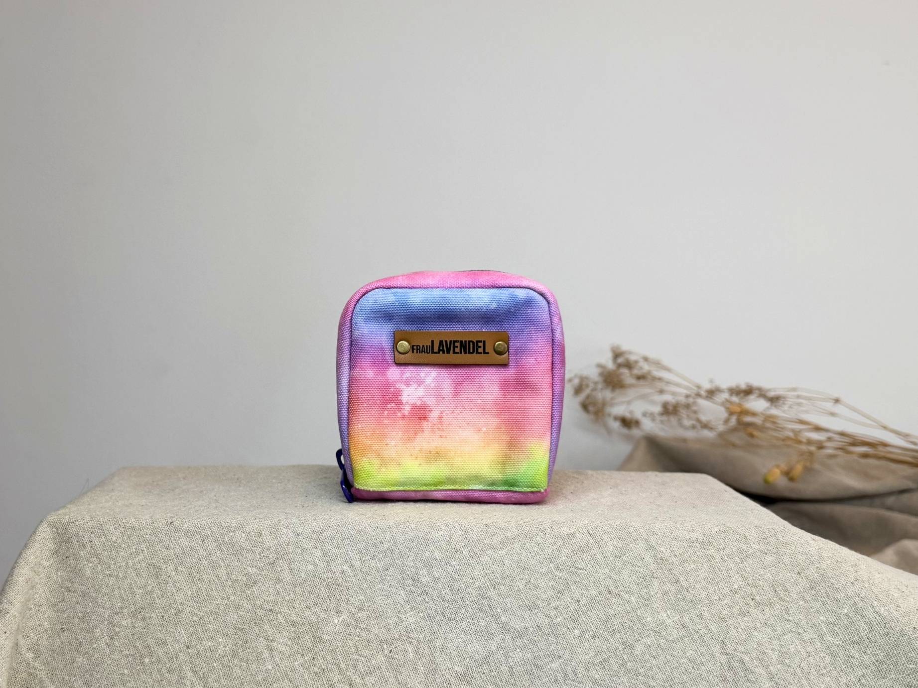 Kennst Du unsere handgefertigte 'Fairytale Bliss' Mini-Pouch Tasche? Sie ist beidseitig gepolstert, damit Deine Fläschchen gut geschützt sind.