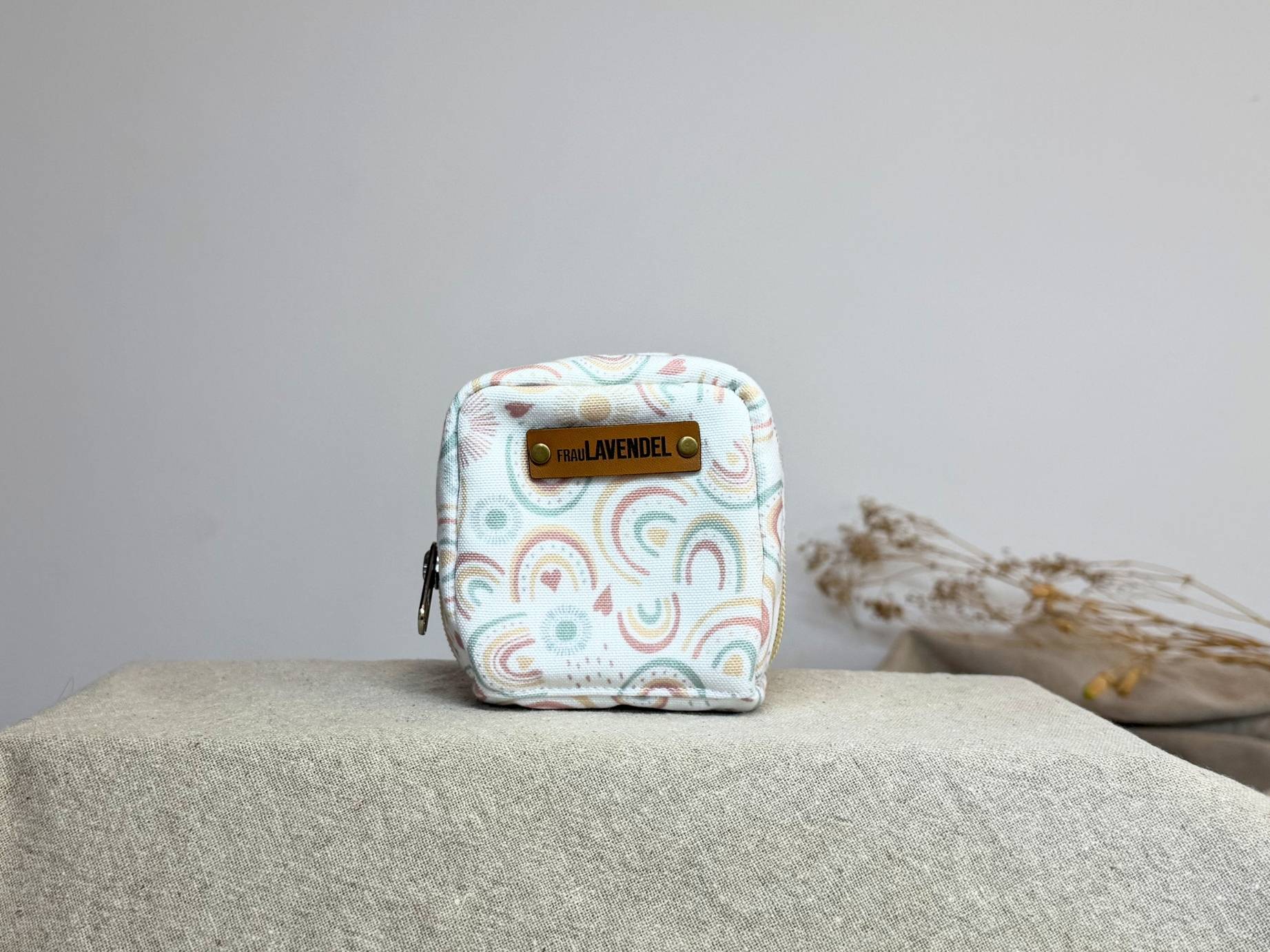 Kennst Du unsere handgefertigte 'Little Rainbows' Mini-Pouch Tasche? Sie ist beidseitig gepolstert, damit Deine Fläschchen gut geschützt sind.