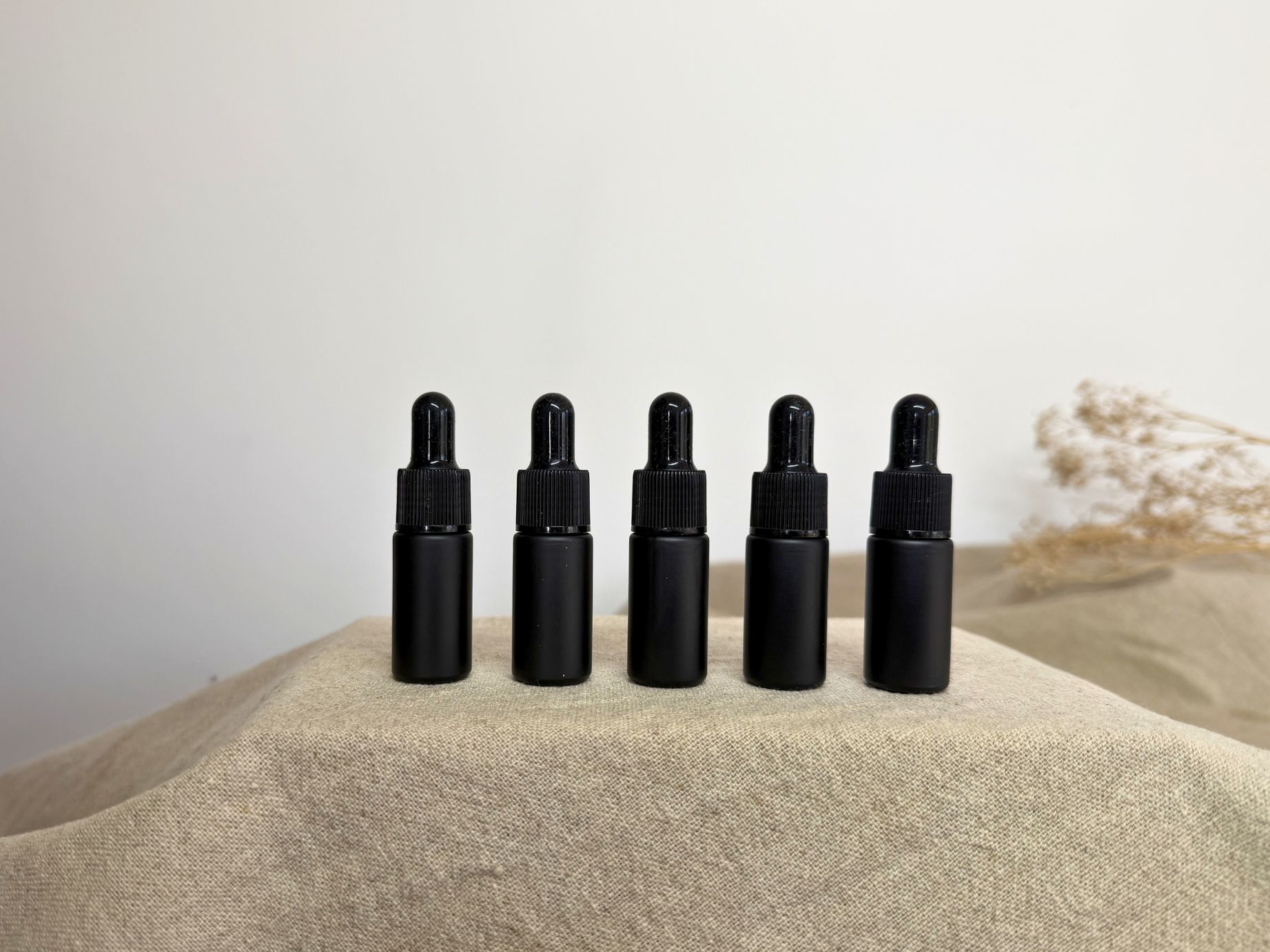 Entdecke unsere schwarze ‚Basic Black‘ Pipettenflasche im 5er-Set. Die beliebte Basic Pipettenflasche ist perfekt für Deine ätherischen Öle geeignet.