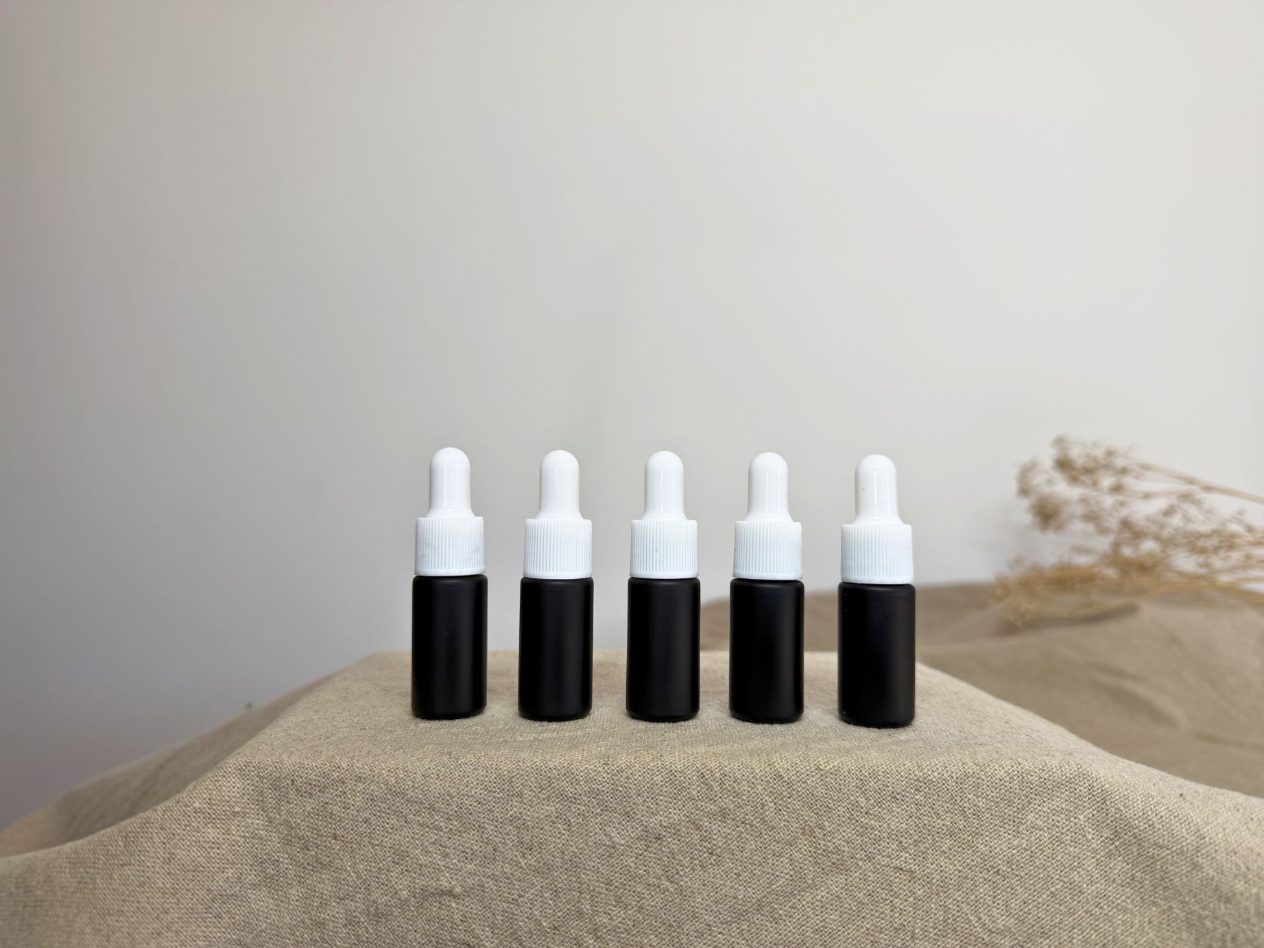 Entdecke unsere schwarze ‚Basic Black‘ Pipettenflasche im 5er-Set. Die beliebte Basic Pipettenflasche ist perfekt für Deine ätherischen Öle geeignet.