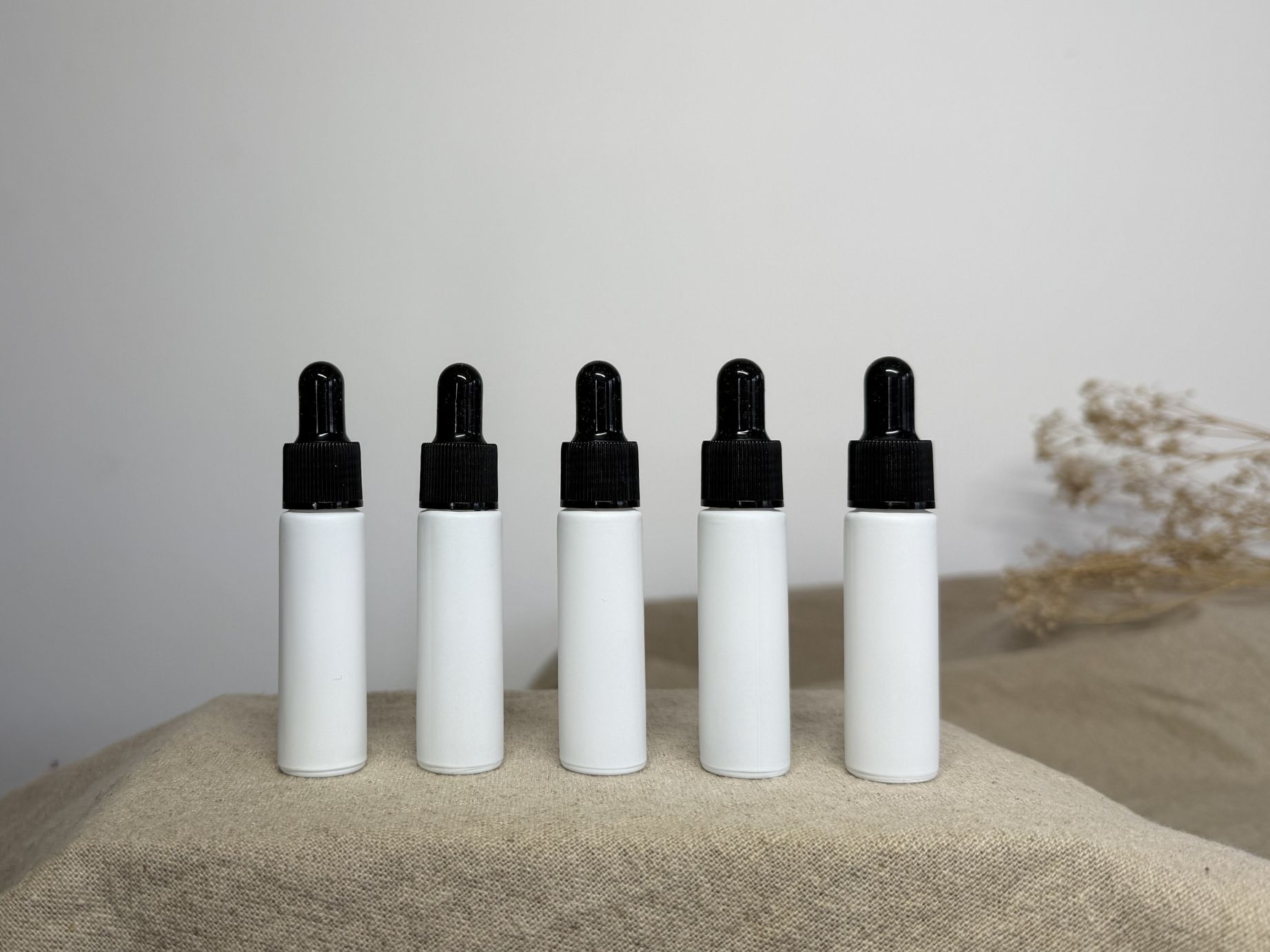 Elegante Pipettenflaschen 'Basic White' mit Aufsatz in schwarz oder weiß. Ideal für ätherische Öle & DIY-Mischungen. Elegant, praktisch & wiederverwendbar.