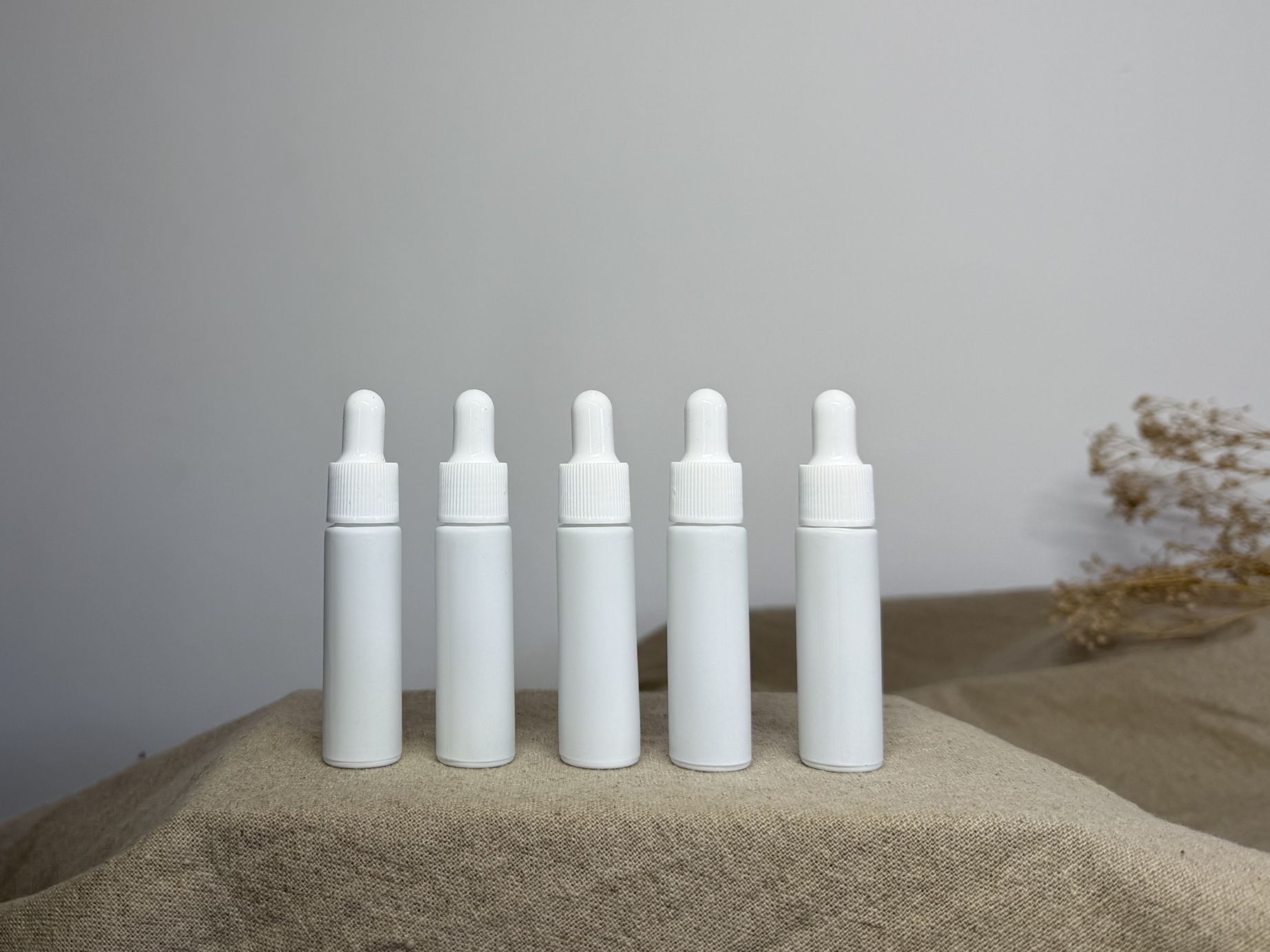 Elegante Pipettenflaschen 'Basic White' mit Aufsatz in schwarz oder weiß. Ideal für ätherische Öle & DIY-Mischungen. Elegant, praktisch & wiederverwendbar.