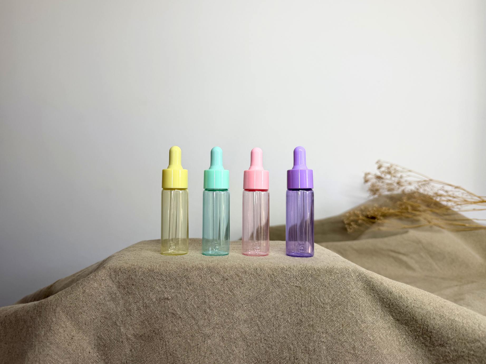 Bunte 20 ml Pipettenflaschen für ätherische Öle & DIY-Mischungen. Happy Drops in Pastellfarben – praktisch, wiederverwendbar & einfach schön.