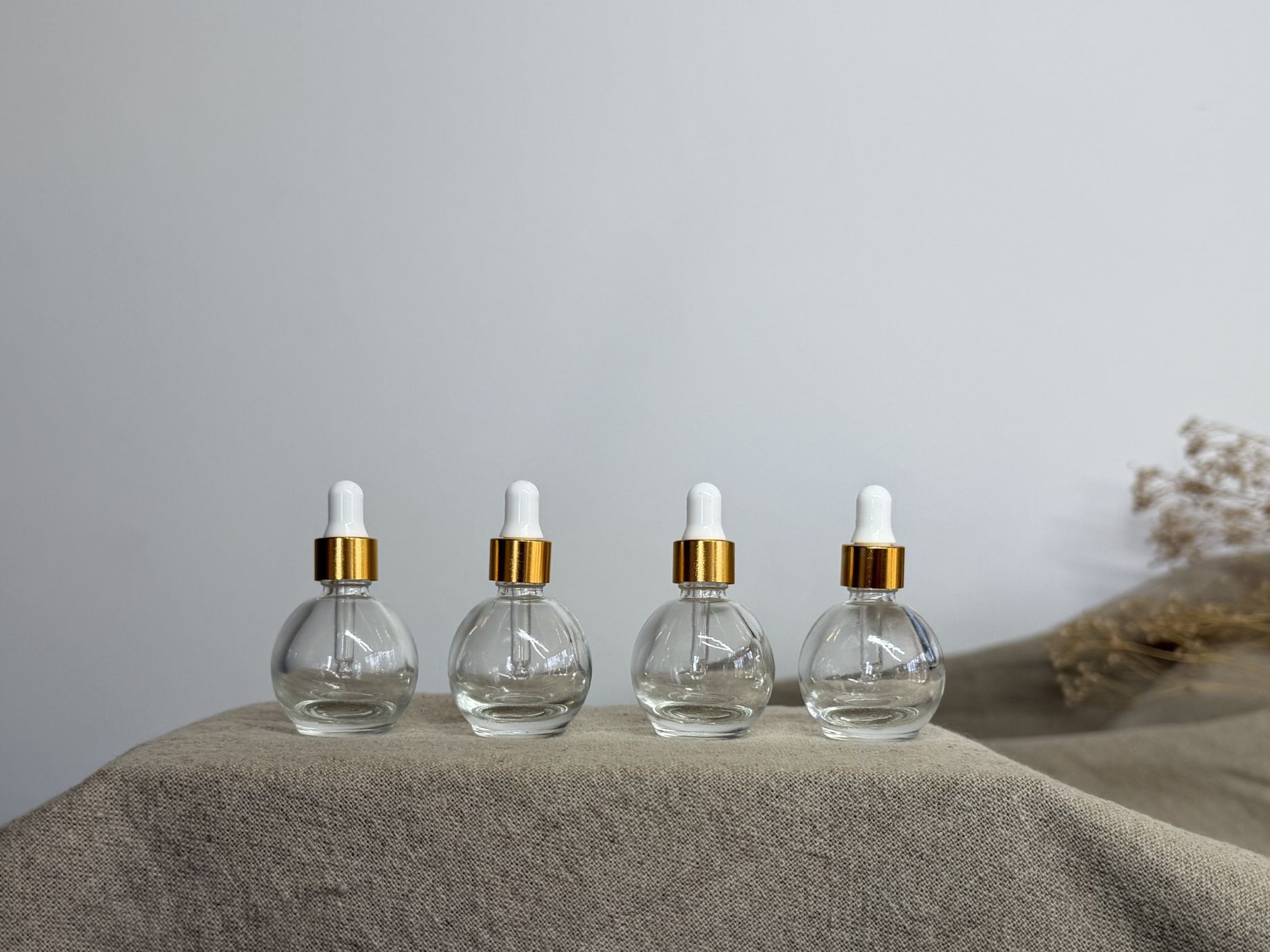 Klare Pipettenflaschen im Waterdrop Design aus Glas. Ideal für ätherische Öle & DIY-Mischungen – minimalistisch, elegant & wiederverwendbar.