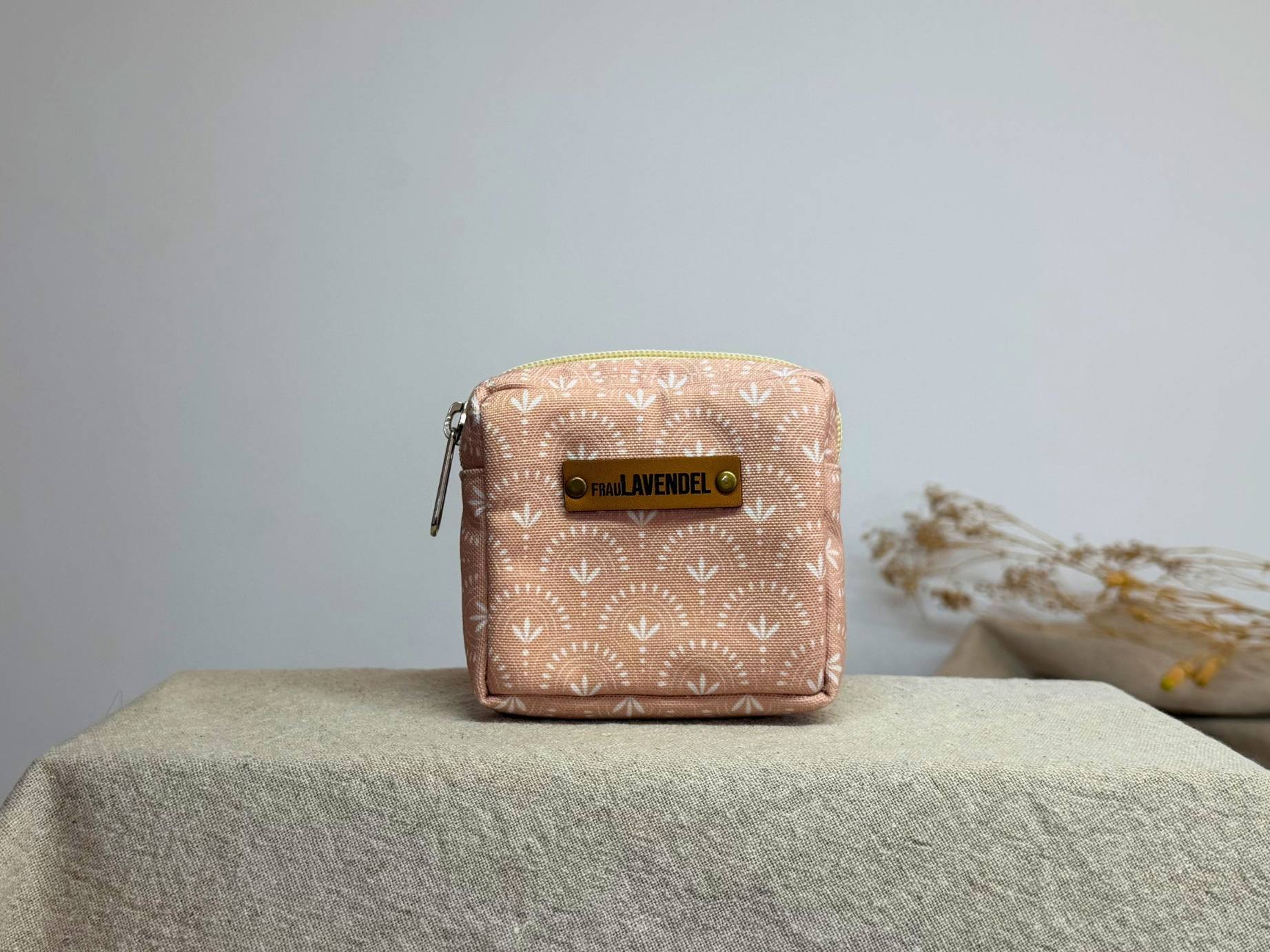 Handgefertigte Roller Pouch Tasche 'BoHo' für ätherische Öle. Geeignet für 4 Roll-Ons in 5ml & 10ml. Perfekt für unterwegs geeignet.