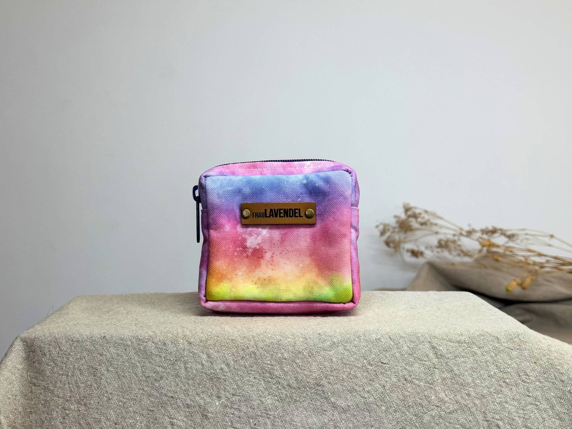 Handgefertigte Roller Pouch Tasche 'Fairytale Bliss' für ätherische Öle. Geeignet für 4 Roll-Ons in 5ml & 10ml. Perfekt für unterwegs geeignet.