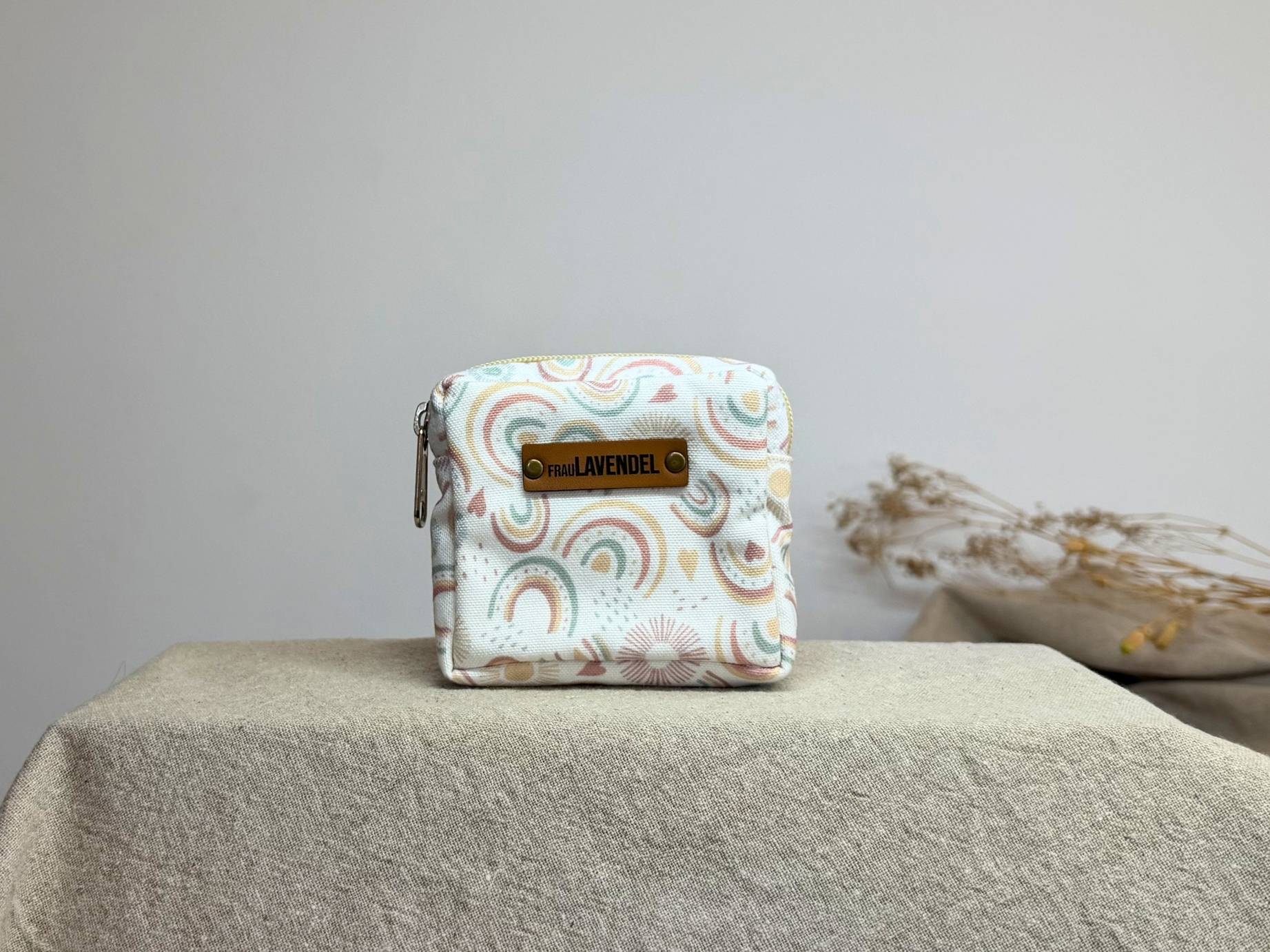 Handgefertigte Roller Pouch Tasche 'Little Rainbows' für ätherische Öle. Geeignet für 4 Roll-Ons in 5ml & 10ml. Perfekt für unterwegs geeignet.