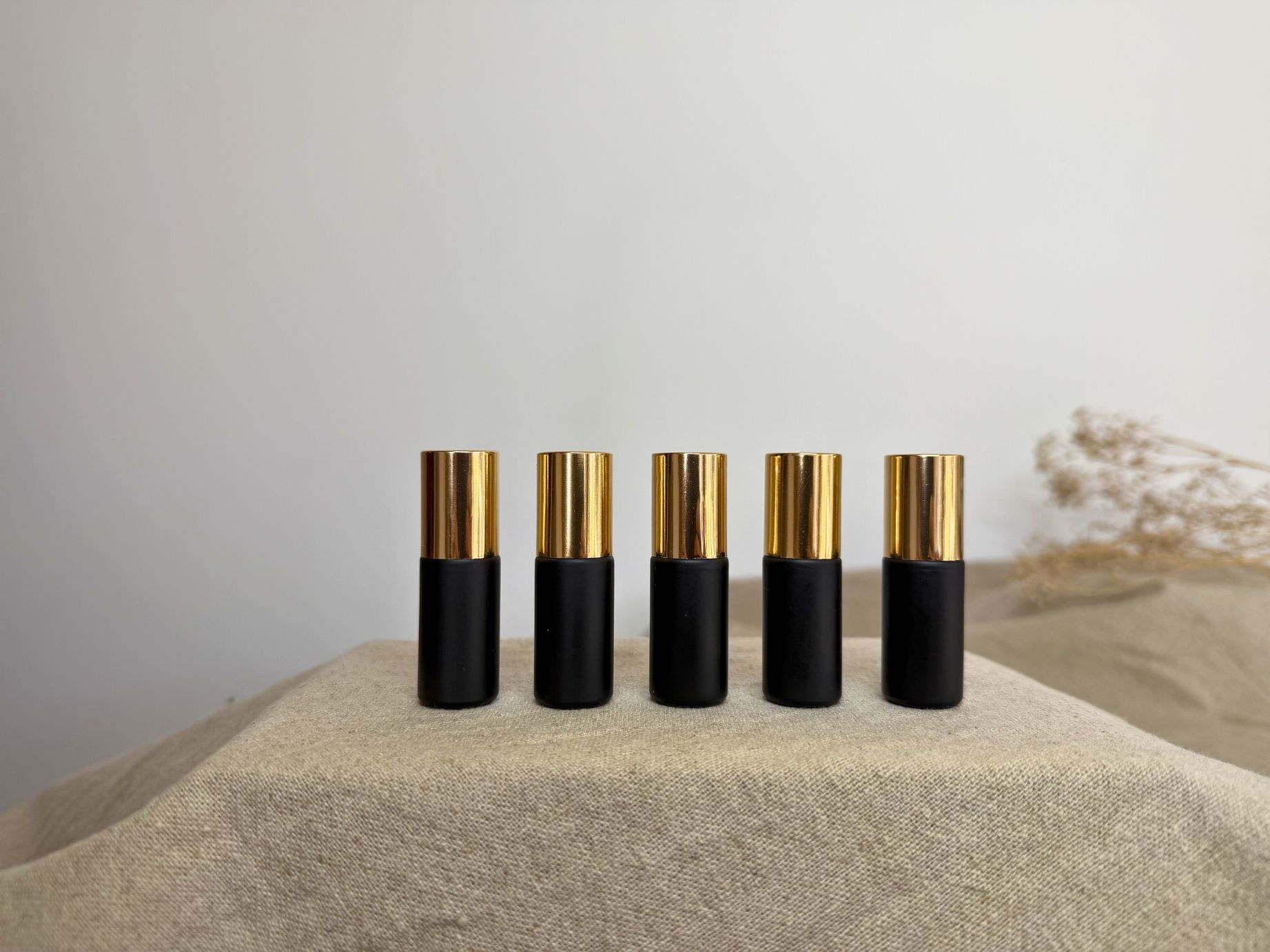 Entdecke unsere klassischen ‚Basic Black‘ Roll On `s. Der beliebte schwarze Roll On ist ein “Must-Have”, das perfekte Zubehör für Deine ätherischen Öle.