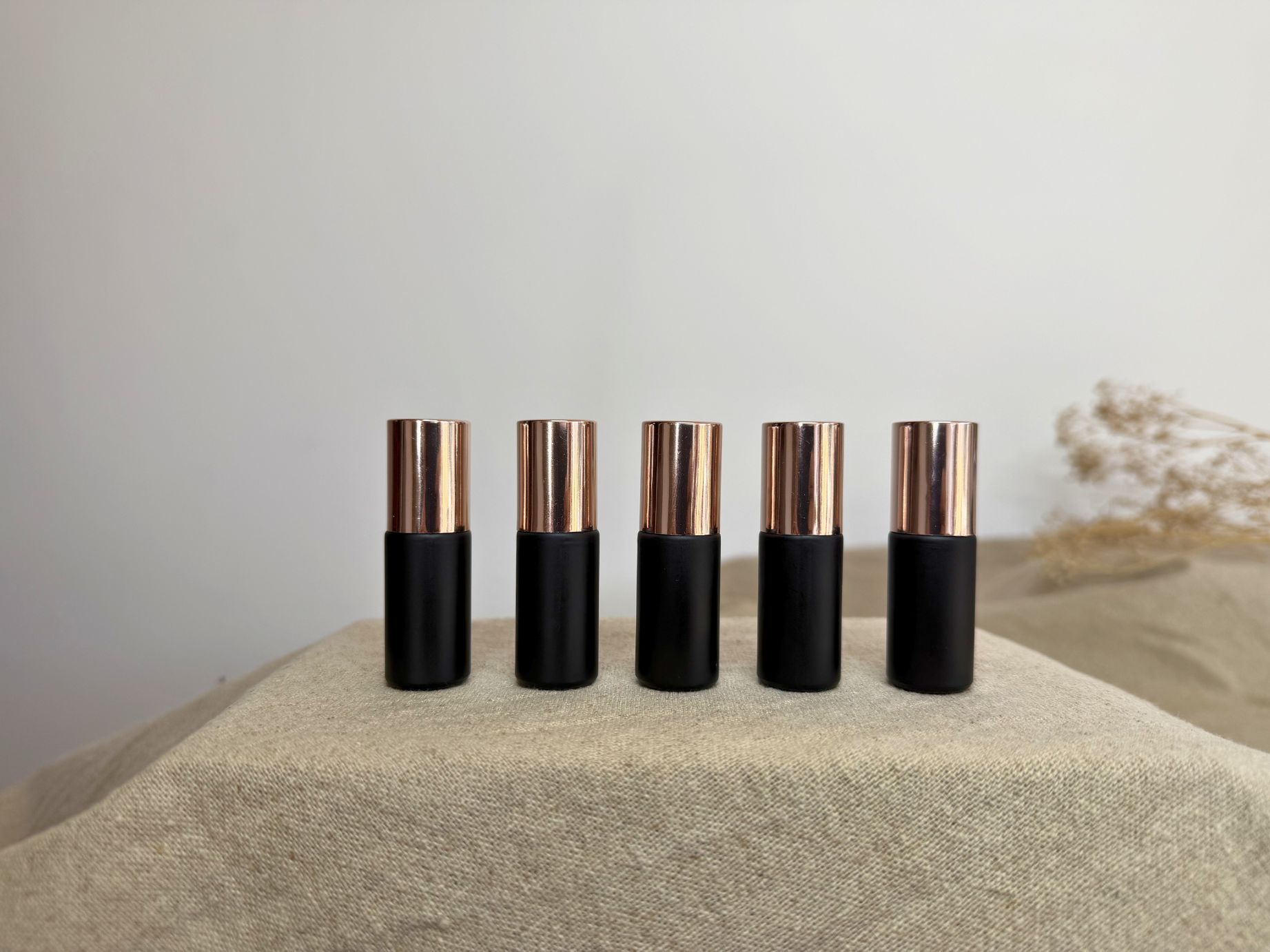 Entdecke unsere klassischen ‚Basic Black‘ Roll On `s. Der beliebte schwarze Roll On ist ein “Must-Have”, das perfekte Zubehör für Deine ätherischen Öle.