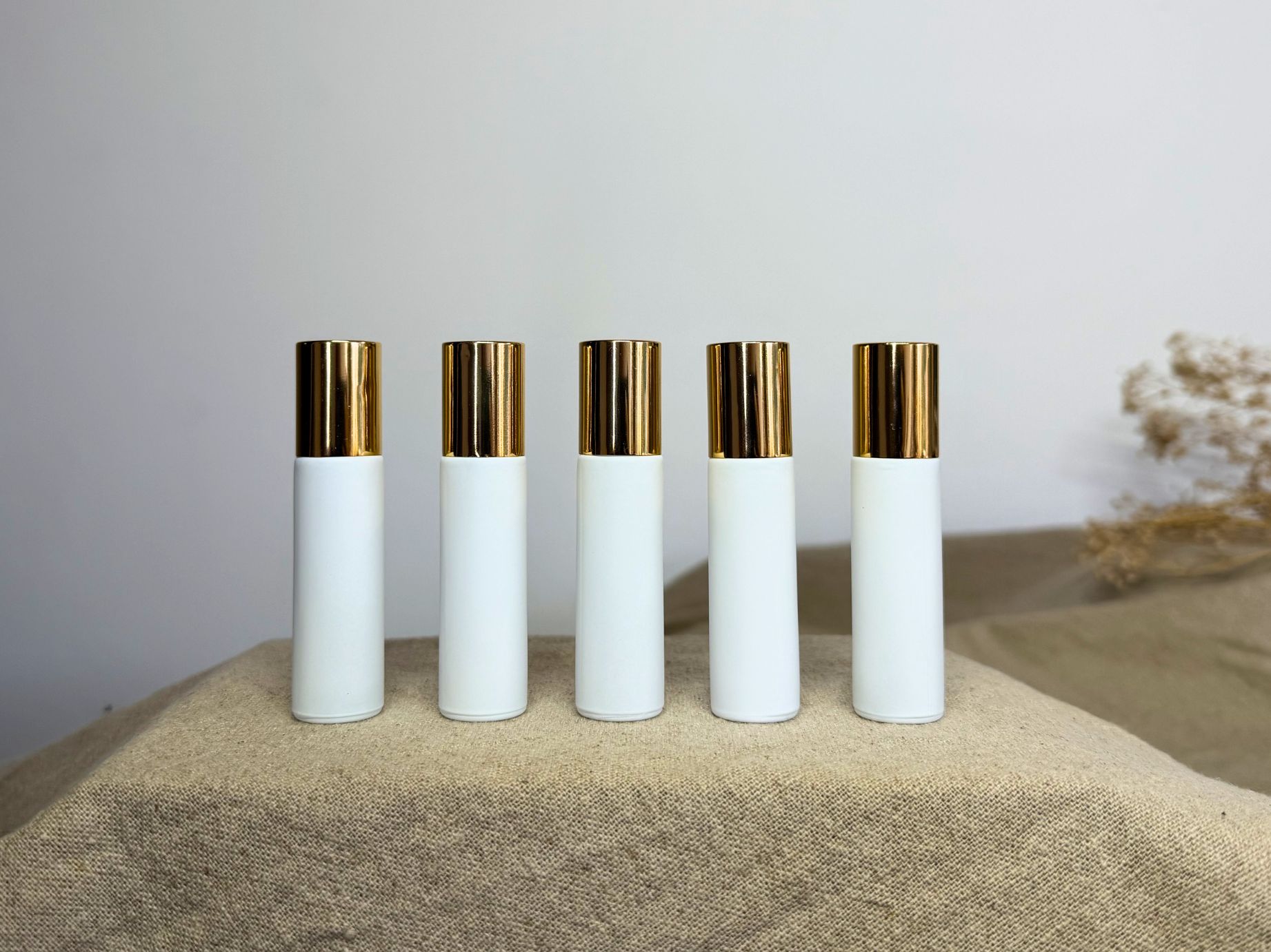Minimalistische 10 ml Roll Ons in Weiß mit Roségold-Deckel. Ideal für ätherische Öle & DIY-Mischungen – elegant, praktisch & wiederverwendbar.