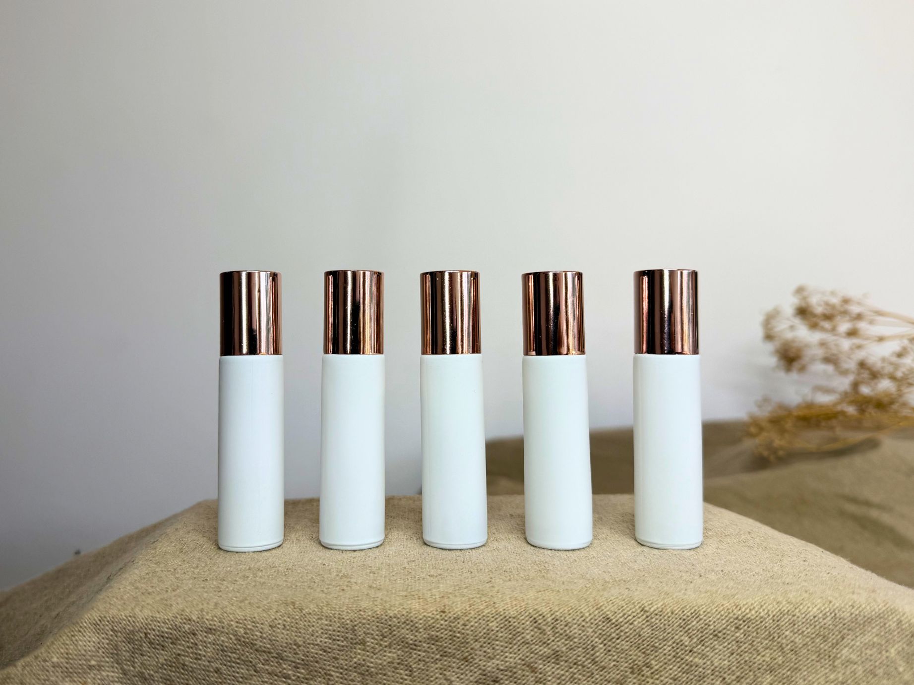 Minimalistische 10 ml Roll Ons in Weiß mit Roségold-Deckel. Ideal für ätherische Öle & DIY-Mischungen – elegant, praktisch & wiederverwendbar.
