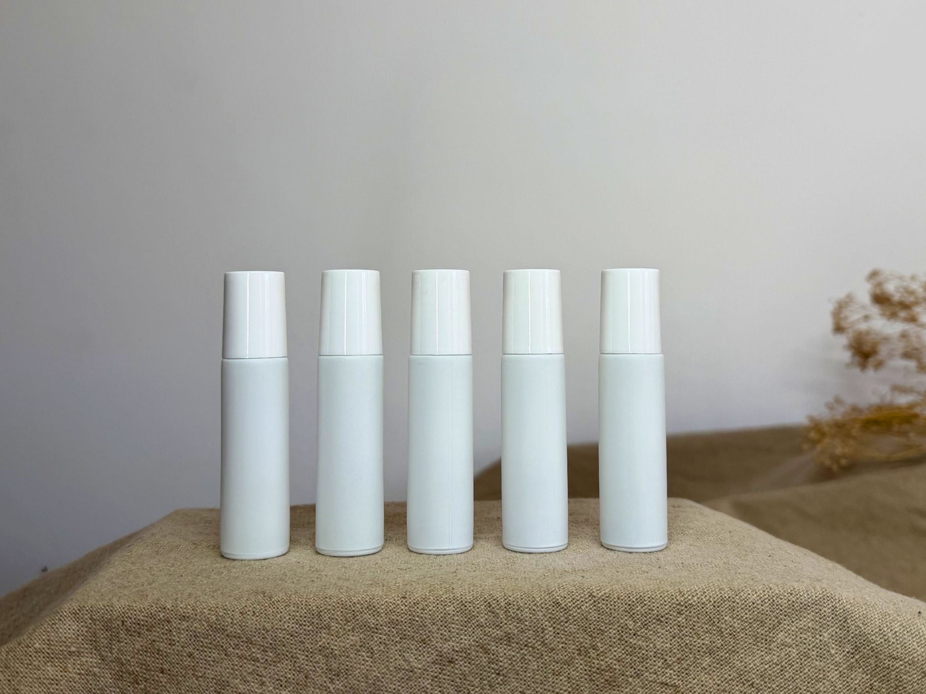 Minimalistische 10 ml Roll Ons in Weiß mit Roségold-Deckel. Ideal für ätherische Öle & DIY-Mischungen – elegant, praktisch & wiederverwendbar.