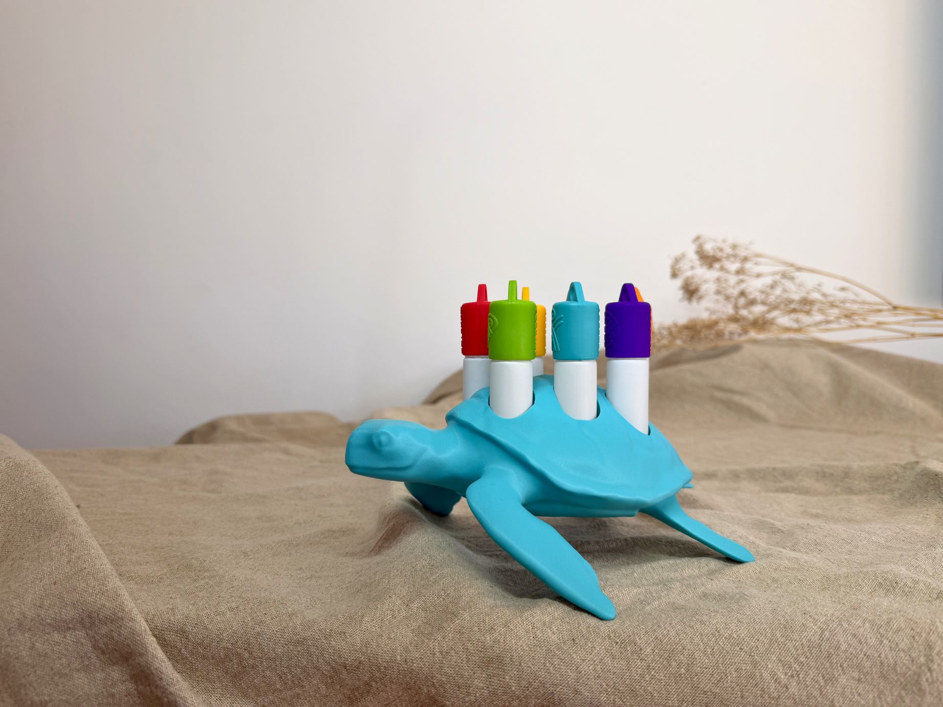 Roll-On Halter „Schildkröte“ mit 7 Steckplätzen für Kids-Öle. Ruhige & liebevolle Aufbewahrung für ätherische Öle – praktisch & einzigartig.