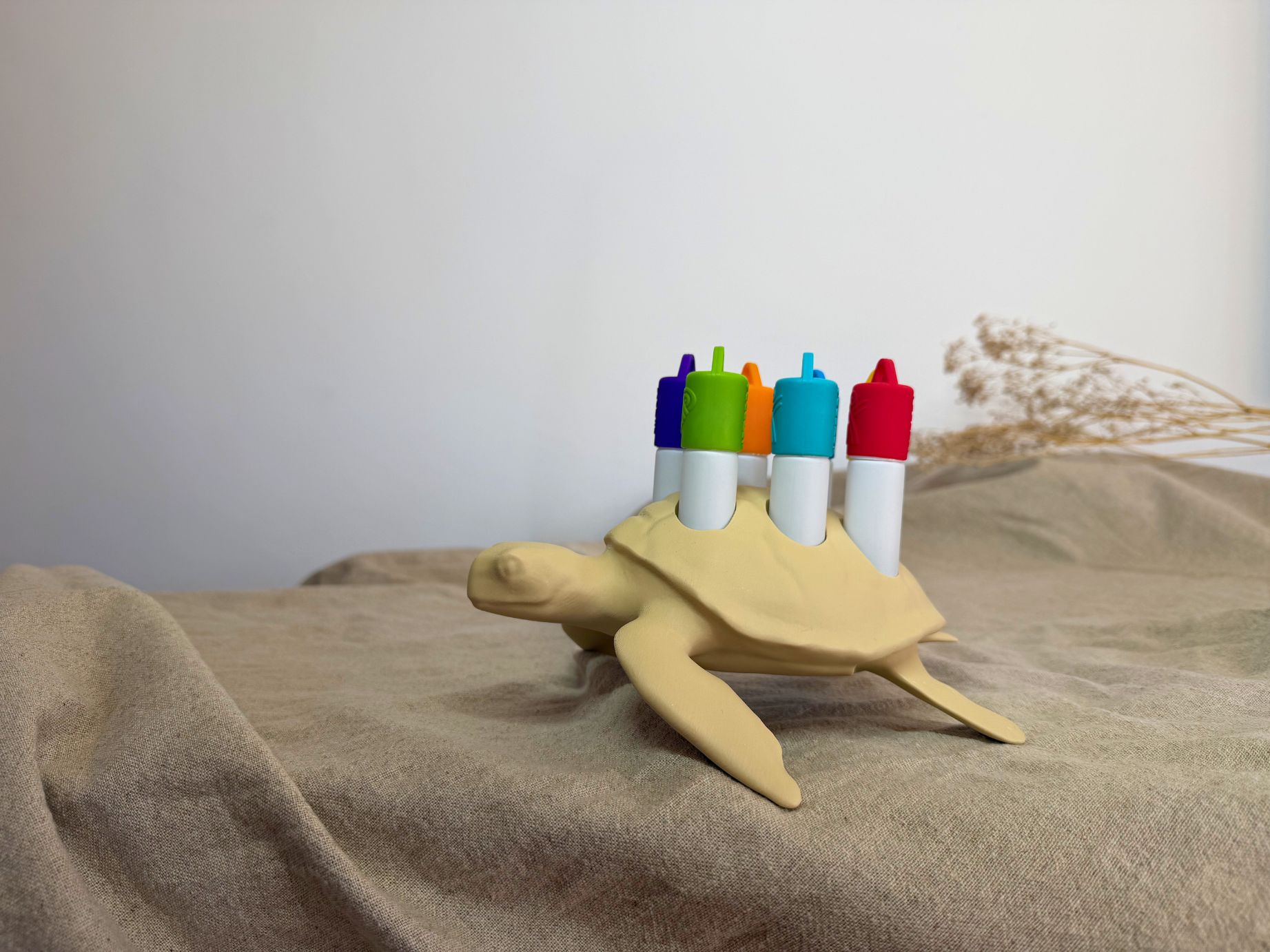 Roll-On Halter „Schildkröte Natur“ mit 7 Steckplätzen für Kids-Öle. Ruhige & liebevolle Aufbewahrung für ätherische Öle – praktisch & einzigartig.