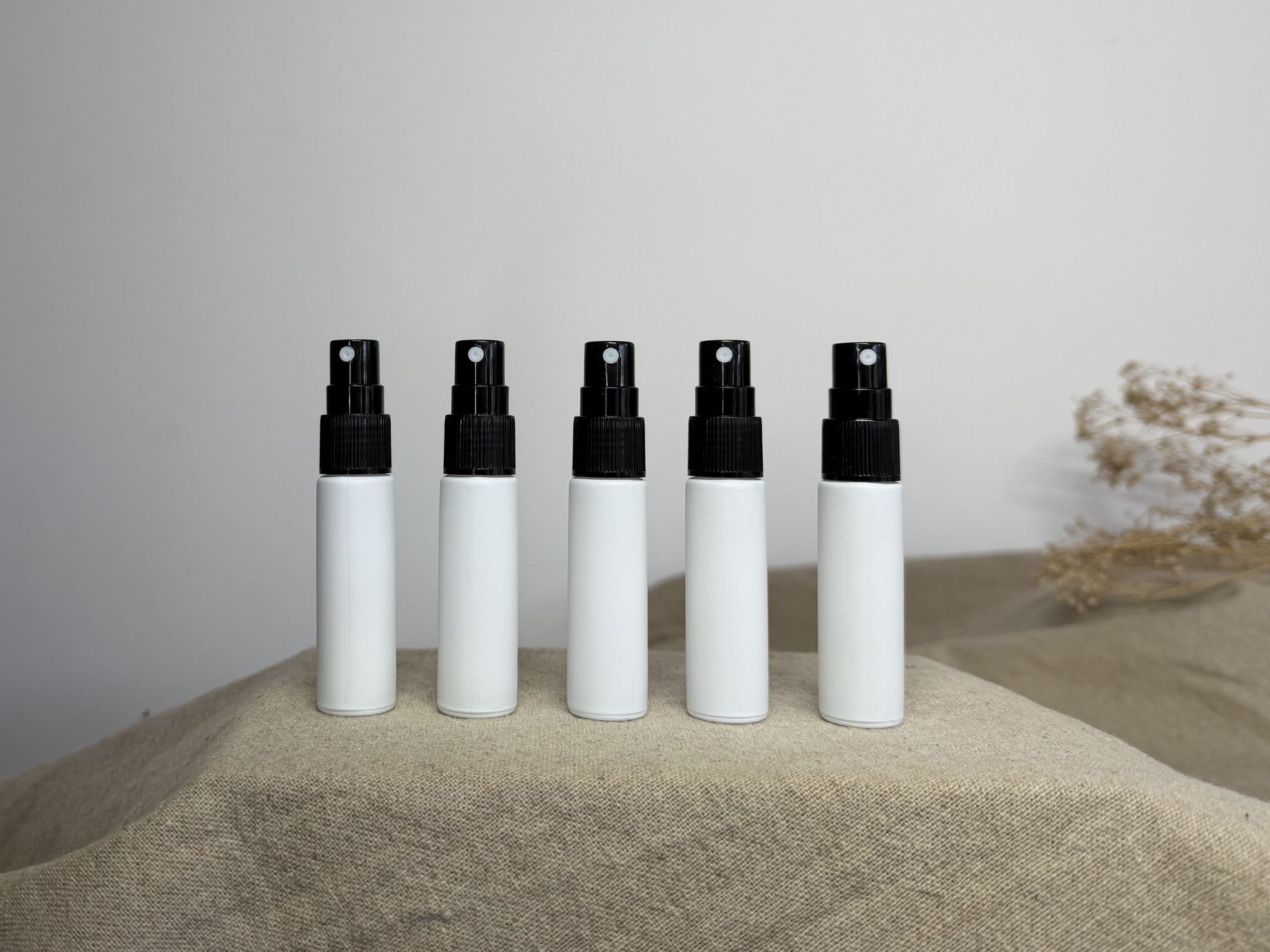 Elegante Sprayflaschen 'Basic White' mit Aufsatz in schwarz. Ideal für ätherische Öle & DIY-Mischungen. Elegant, praktisch & wiederverwendbar.