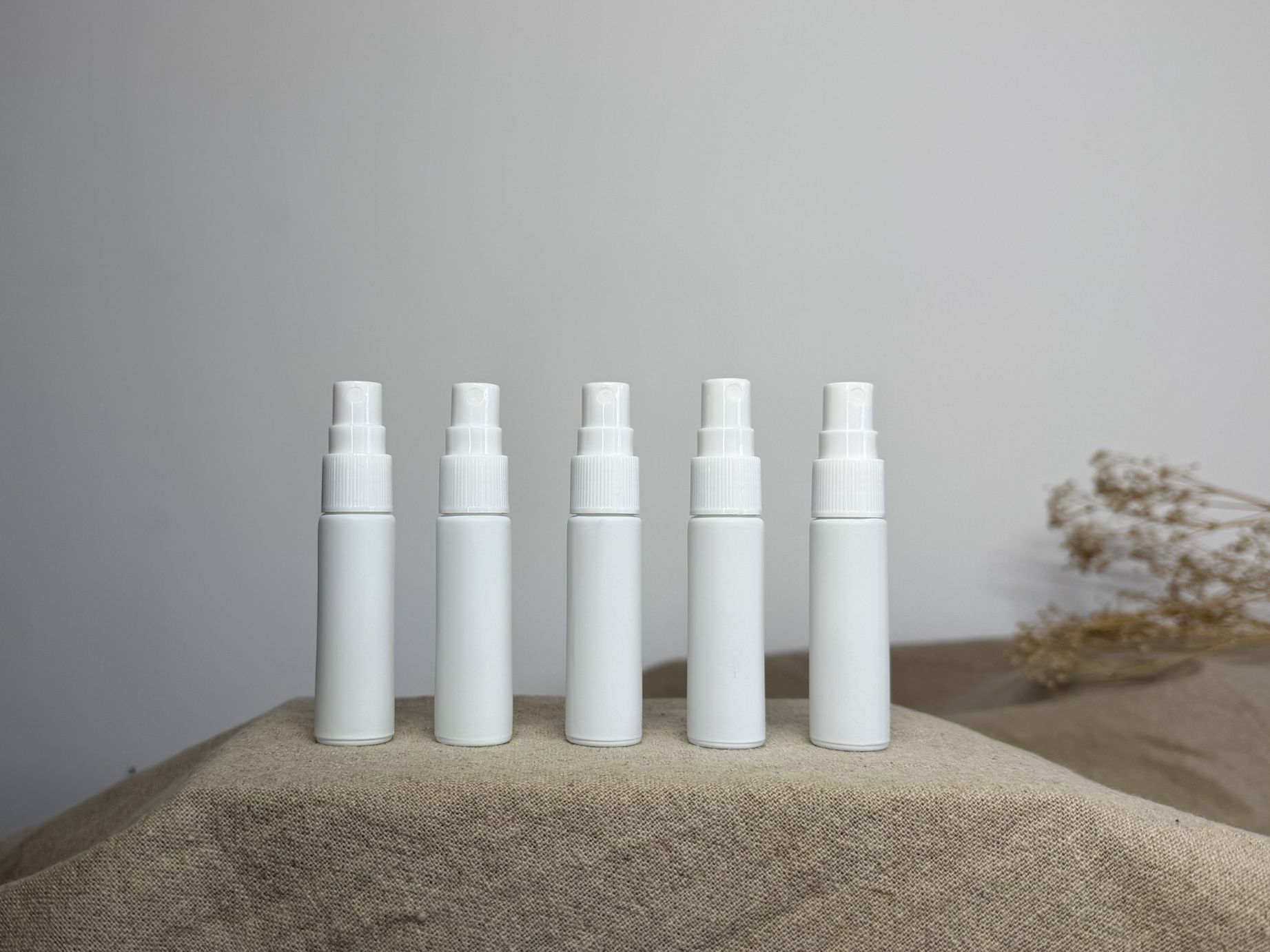 Elegante Sprayflaschen 'Basic White' mit Aufsatz in schwarz. Ideal für ätherische Öle & DIY-Mischungen. Elegant, praktisch & wiederverwendbar.