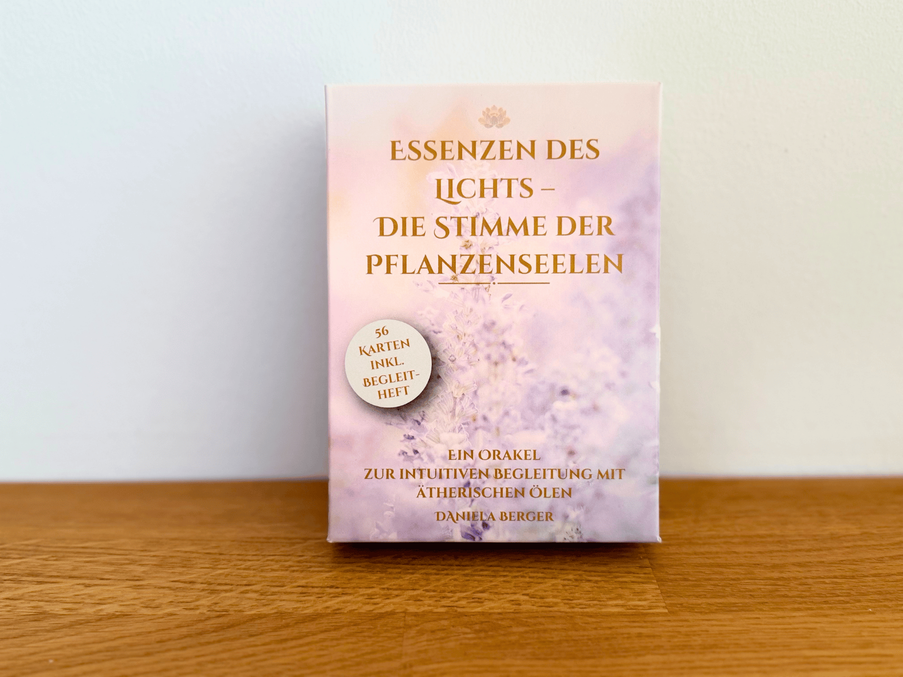 Essenzen des Lichts: Orakel-Kartenset mit 56 Pflanzenkarten, Ritualen, Chakra- & Kristall-Zuordnungen und Impulsen rund um ätherische Öle.